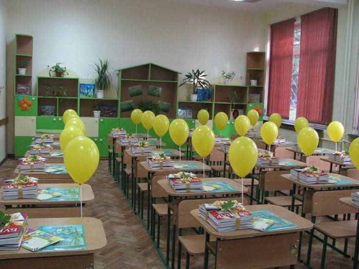 تزيين الكتب بالبلالين قبل استقبال الطلاب