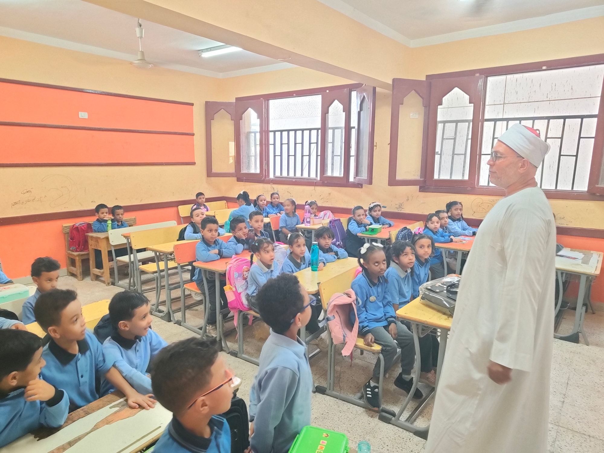 جولات على الفصول فى أول أيام العام الدراسي بالأقصر