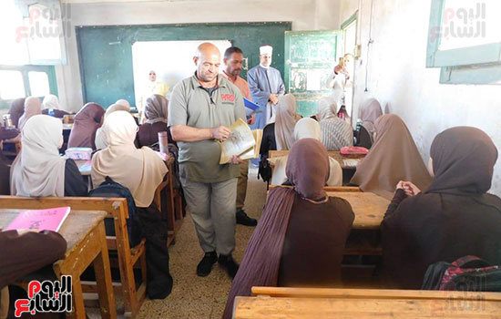 تسليم-الكتب-للطالبات تسليم-الكتب-للطالبات