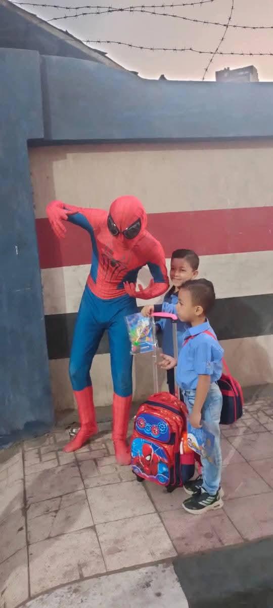 طلاب يرتدون زي سبايدرمان