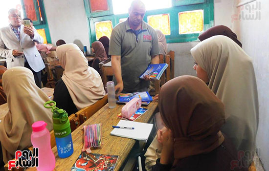 تسليم-الكتب-في-أول-يوم-دراسة-بالمعاهد-الأزهرية تسليم-الكتب-في-أول-يوم-دراسة-بالمعاهد-الأزهرية