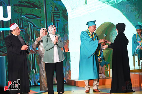 نجلاء سيف الشامسي رئيس مؤسسة البحث العلمي تكرم المعلم المثقف نجلاء سيف الشامسي رئيس مؤسسة البحث العلمي تكرم المعلم المثقف