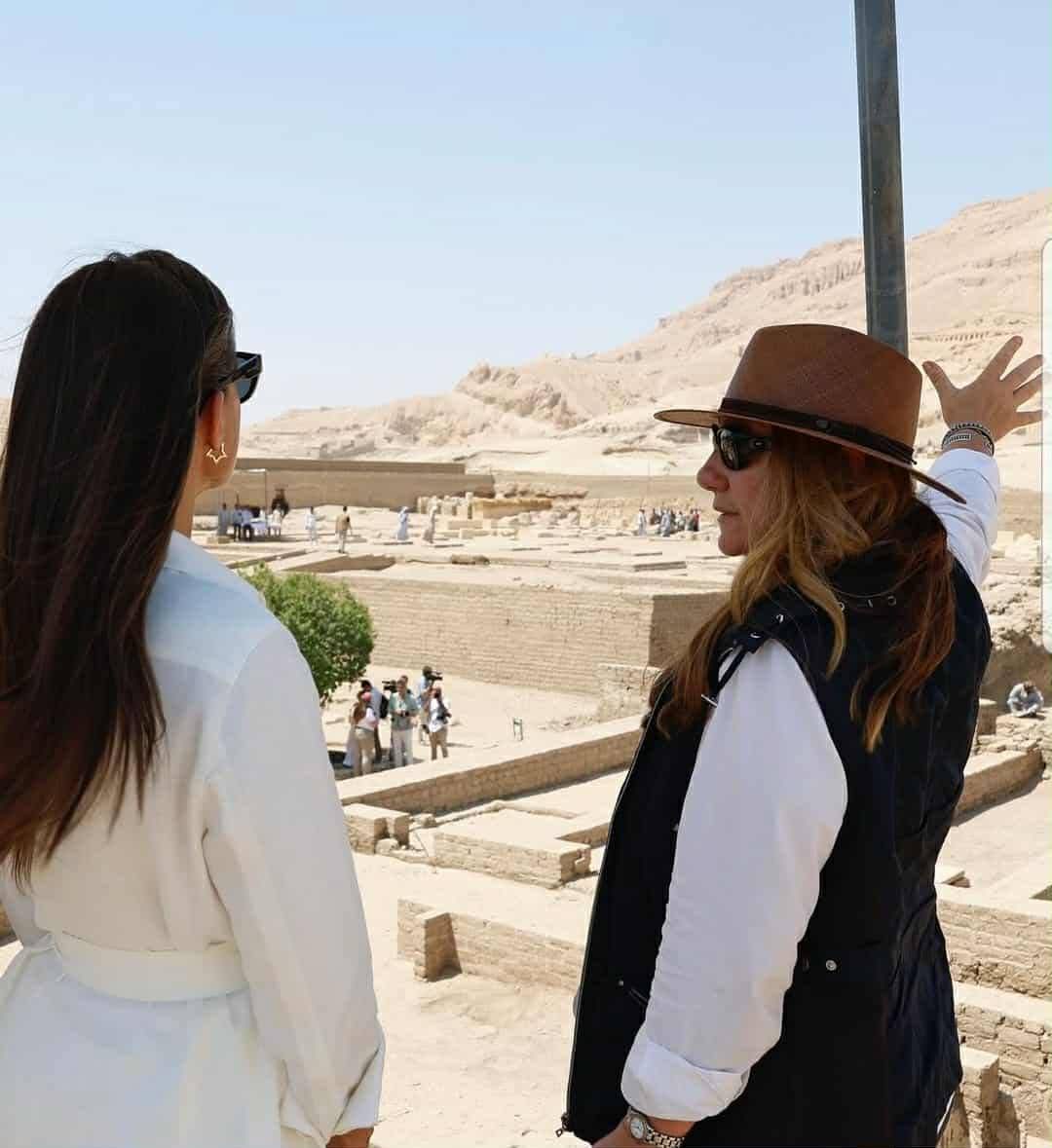 الملكة ليتزيا خلال متابعة عمل البعثة الأسبانية بالأقصر