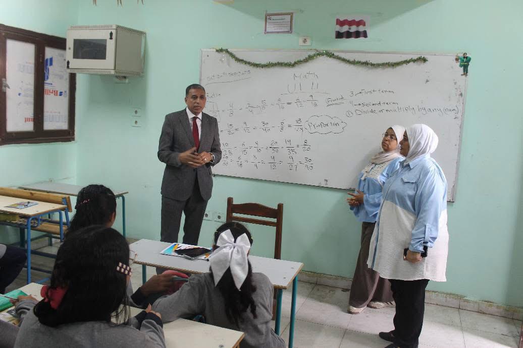 سعيد عطية يتابع الدراسة داخل الفصول