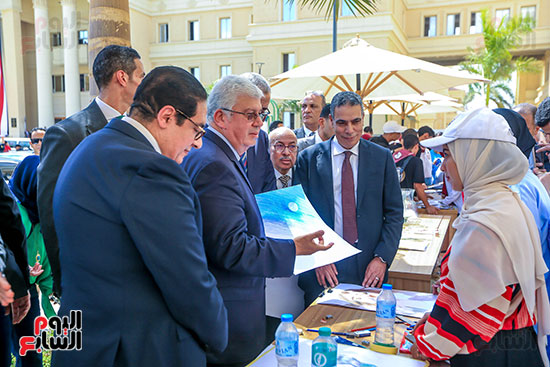 شرح الطالبات للوزير (2)