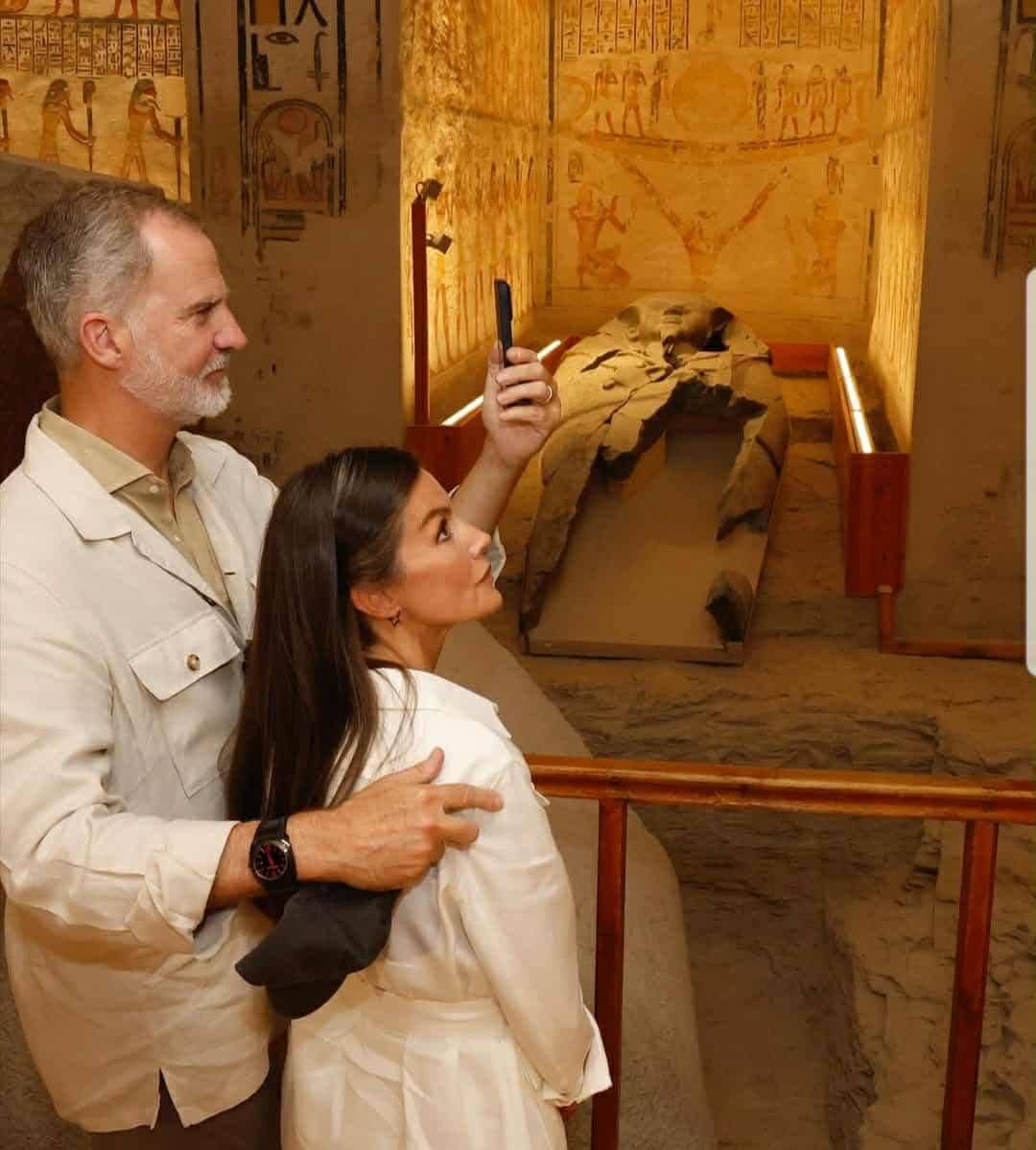 سيلفي لملك أسبانيا مع ملوك غرب الأقصر