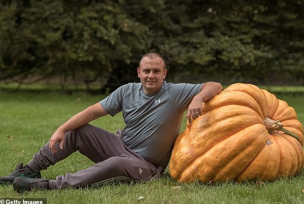 مايكل يفتخر بالقرع