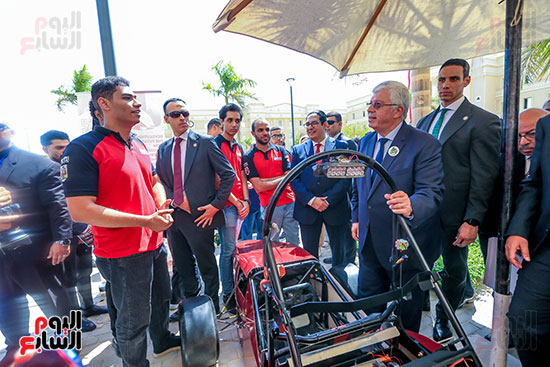 طالب يشرح للوزير طالب يشرح للوزير