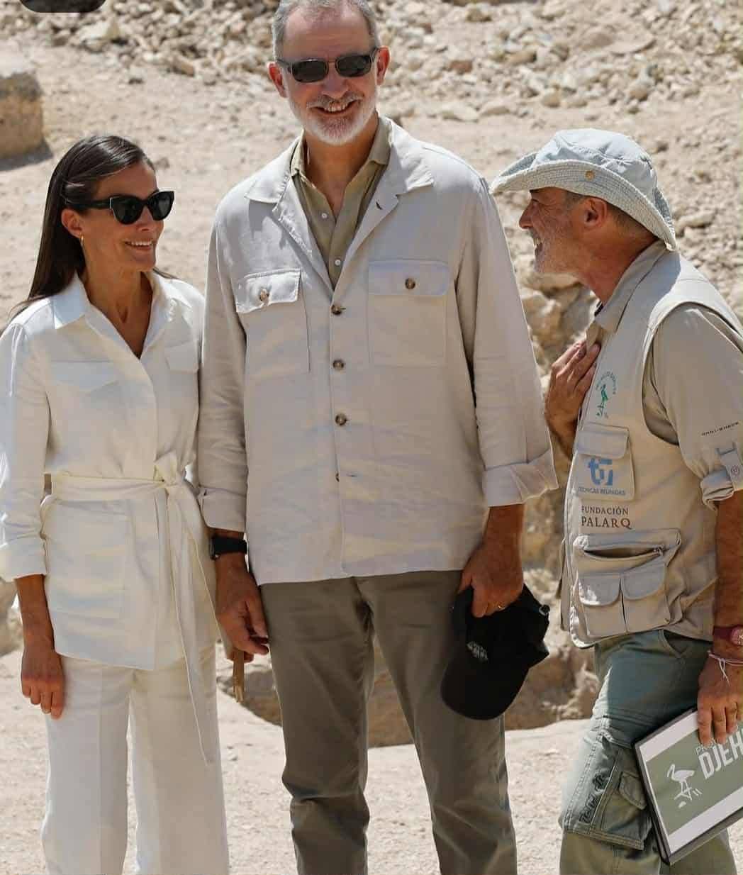 ملك أسبانيا وزوجته مع فريق البعثة الأسبانية غرب الأقصر