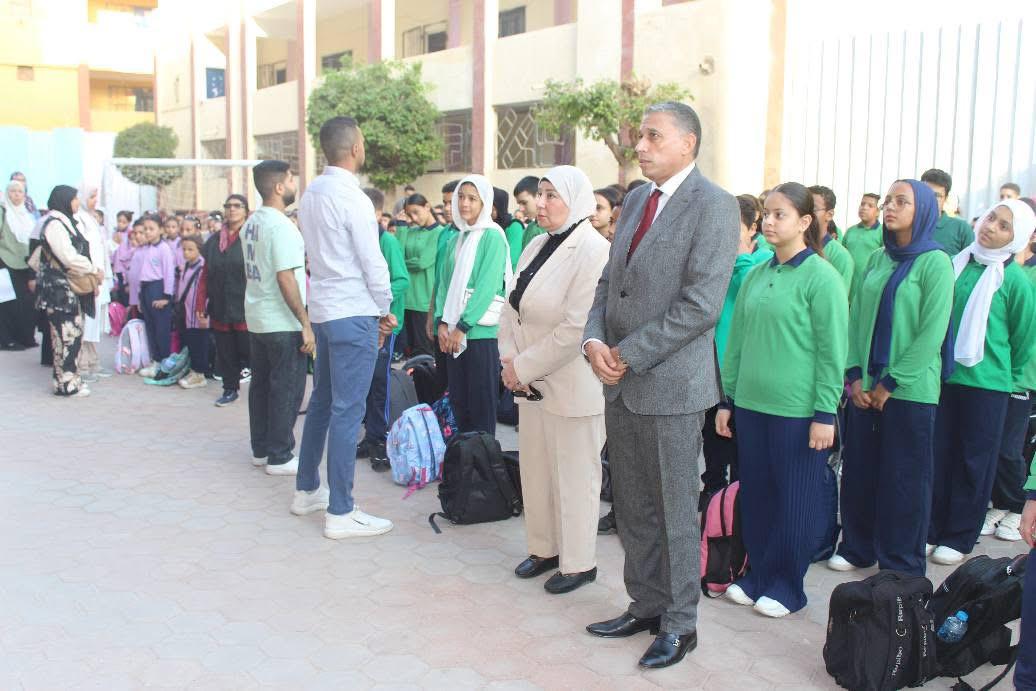 سعيد عطية يحض طابور الصباح