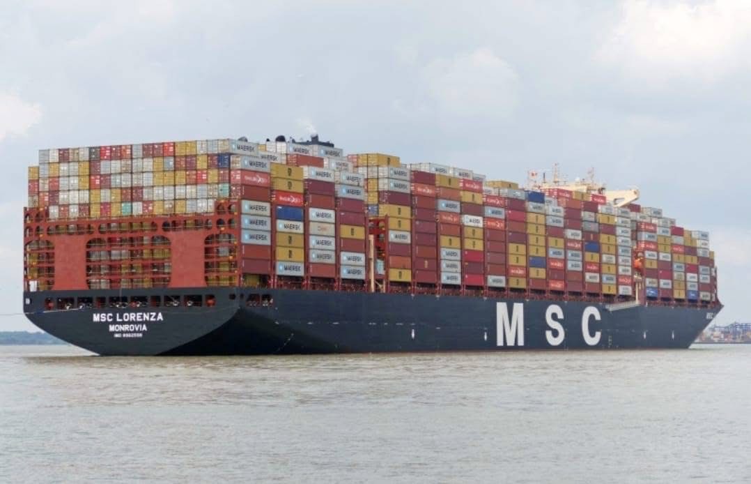 سفينة حاويات ضخمة