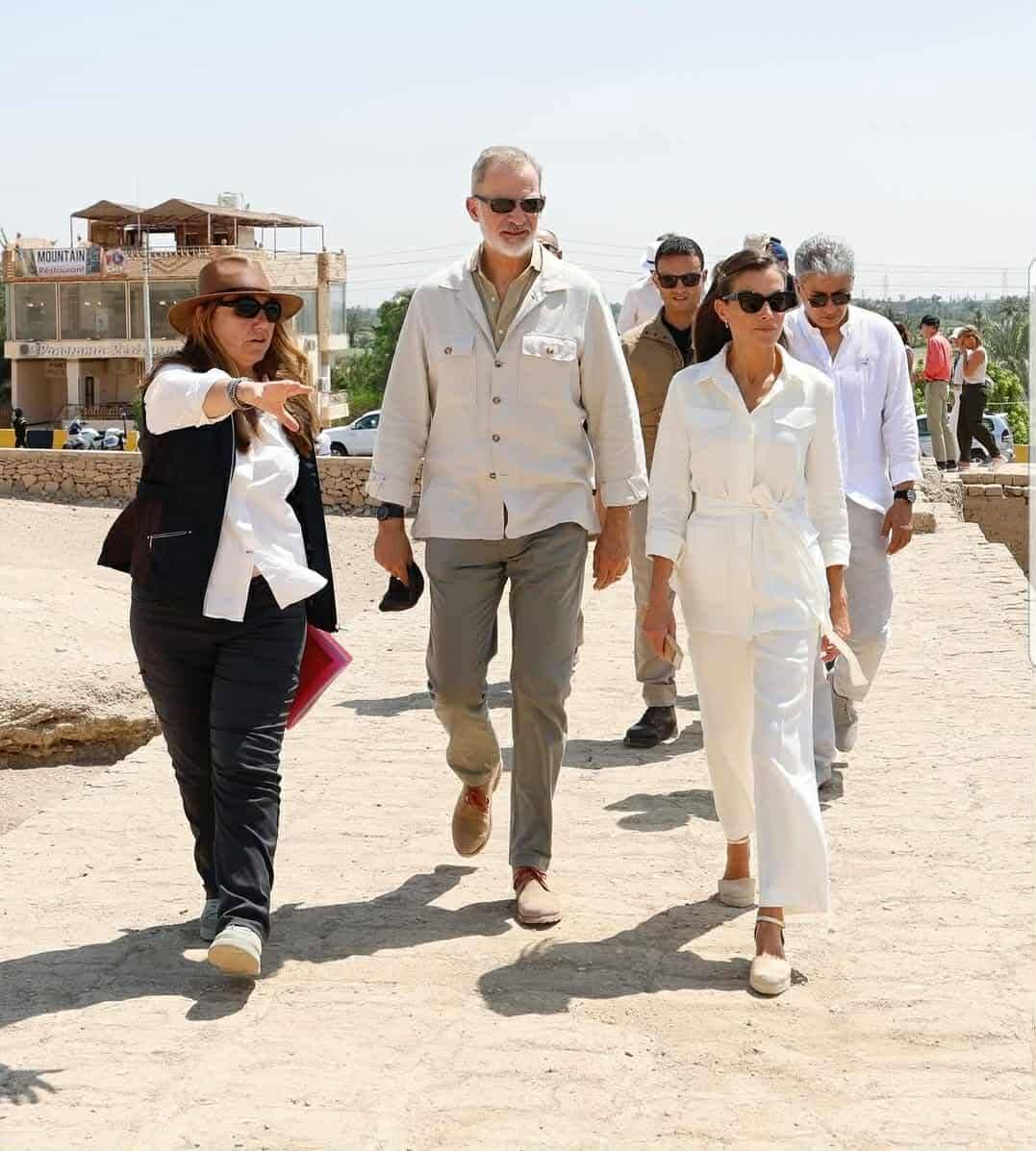 فريق البعثة الأسبانية خلال استقبال ملك اسبانيا