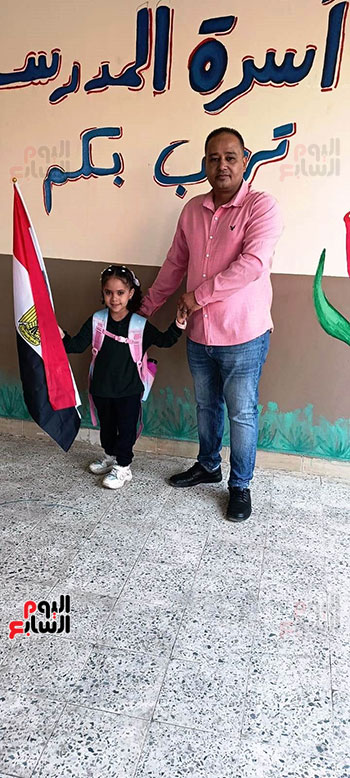 مدير مدرسة الأبطال يستقبل الطلاب بعلم مصر مدير مدرسة الأبطال يستقبل الطلاب بعلم مصر