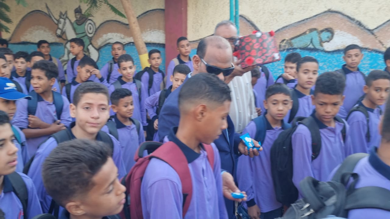 المدير وسط الطلاب المدير وسط الطلاب