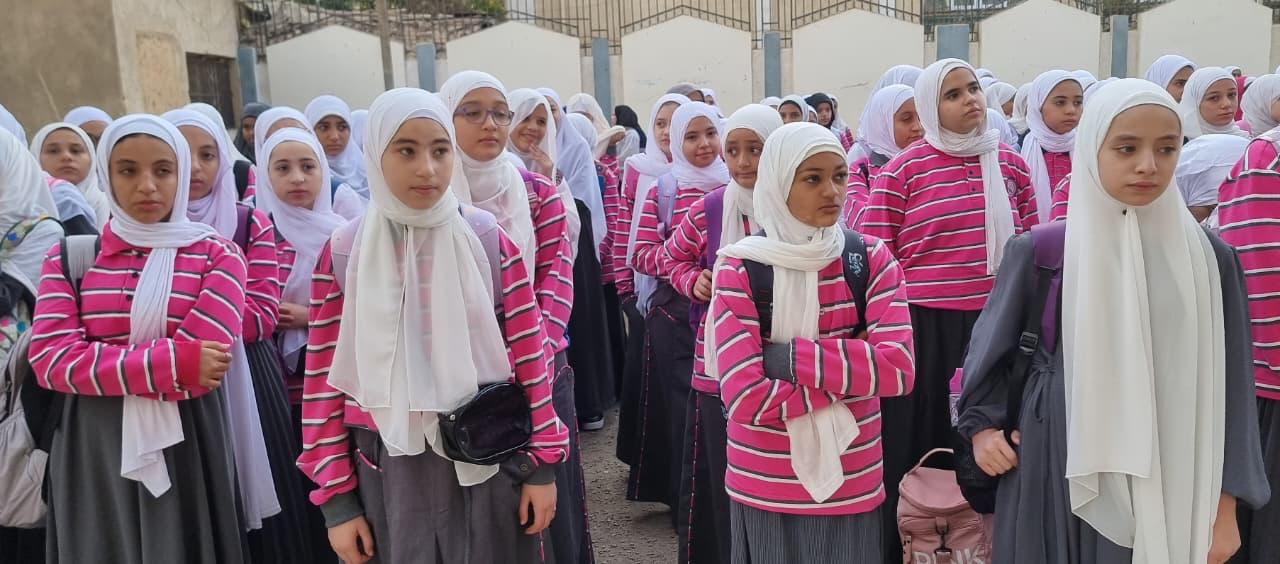 الطالبات فى أول أيام العام الدراسي الجديد الطالبات فى أول أيام العام الدراسي الجديد