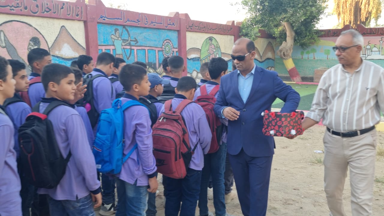 توزيع الحلوى على الطلاب توزيع الحلوى على الطلاب