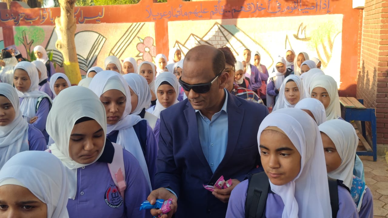 استقبال الطالبات بالحلوى استقبال الطالبات بالحلوى