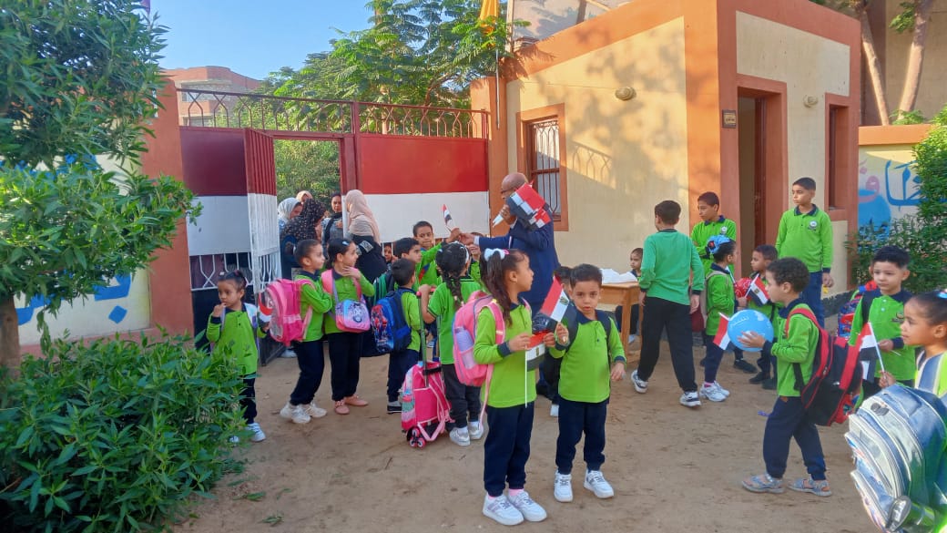استقبال الطلاب بالاعلام استقبال الطلاب بالاعلام