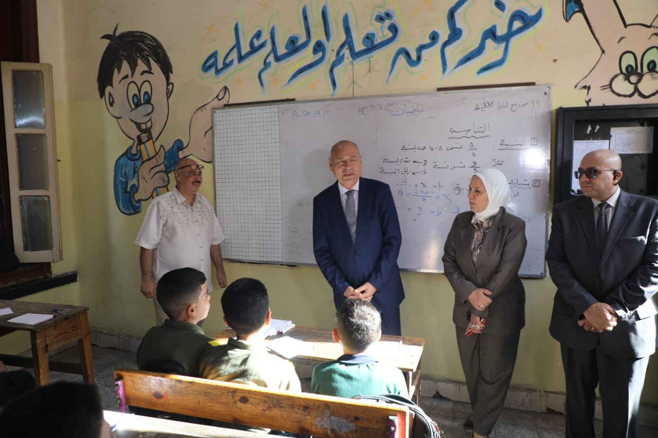 محافظ القاهرة يتفقد المدارس