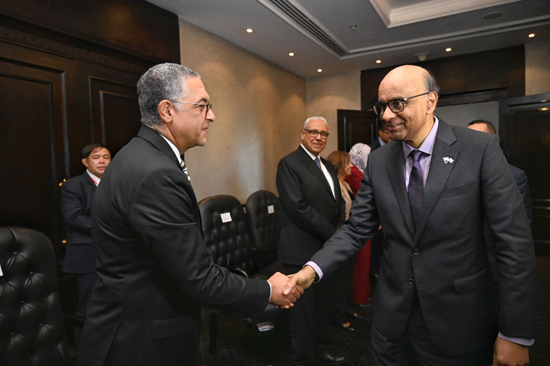 وزير الاستثمار والتجارة الخارجية يلتقي رئيس جمهورية سنغافورة على هامش منتدى الأعمال المصري–السنغافوري (1)