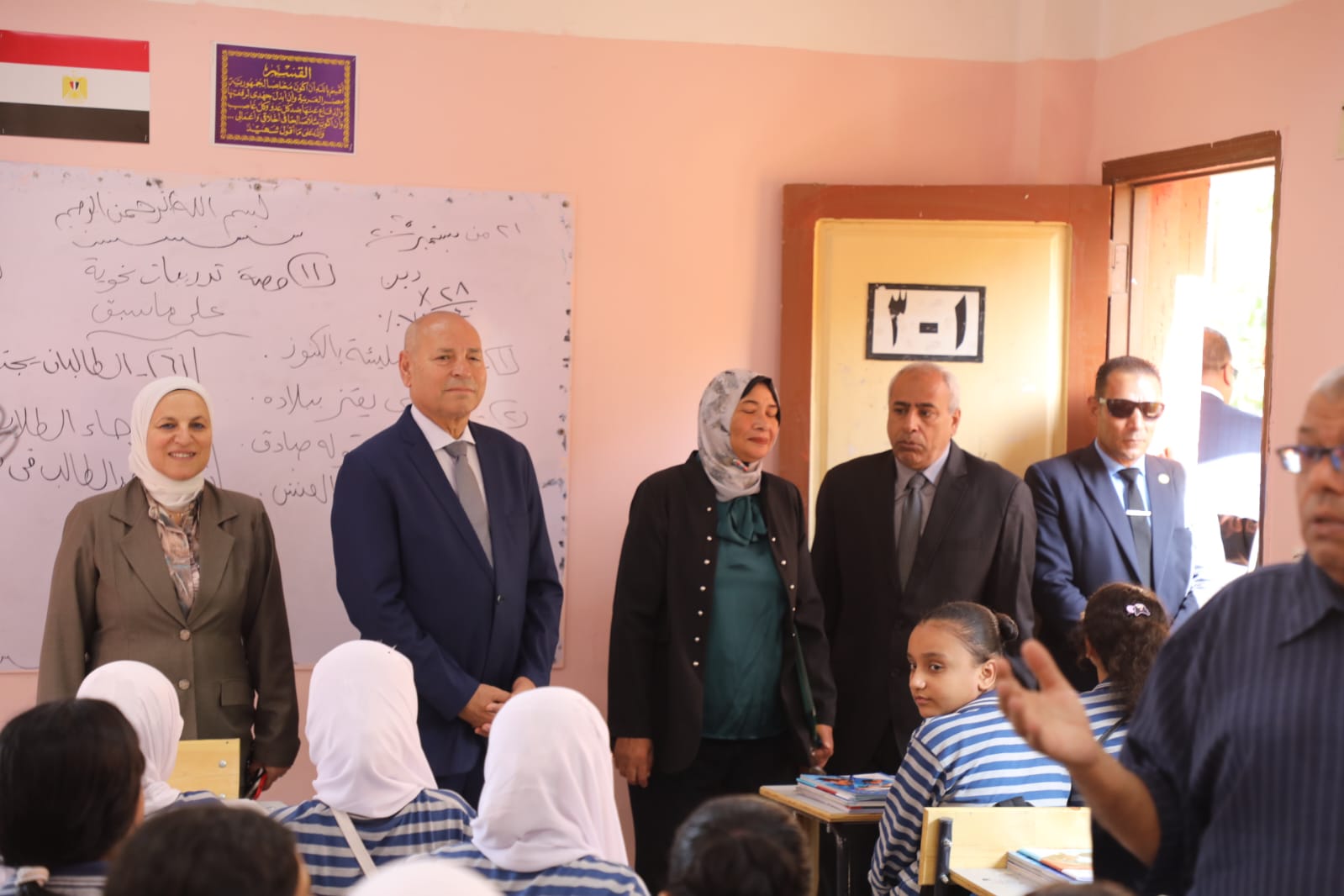 محافظ القاهرة يتفقد المدارس ويتابع انتظام عودة الدراسة