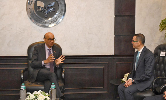 وزير الاستثمار والتجارة الخارجية يلتقي رئيس جمهورية سنغافورة على هامش منتدى الأعمال المصري–السنغافوري (5)