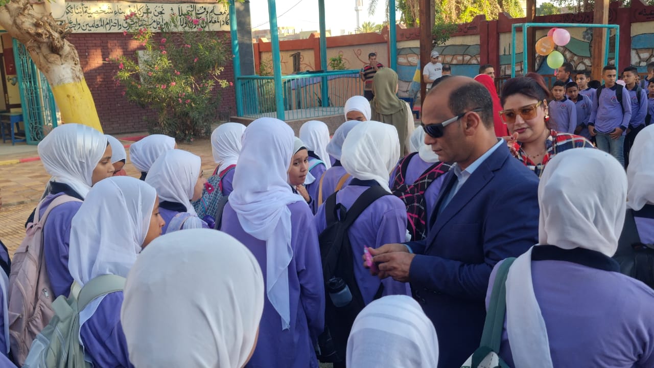 توزيع الحلوى على الطالبات توزيع الحلوى على الطالبات