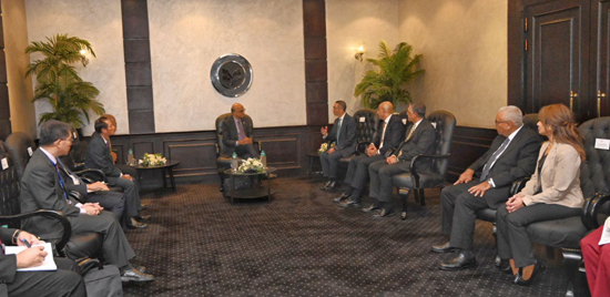 وزير الاستثمار والتجارة الخارجية يلتقي رئيس جمهورية سنغافورة على هامش منتدى الأعمال المصري–السنغافوري (2)