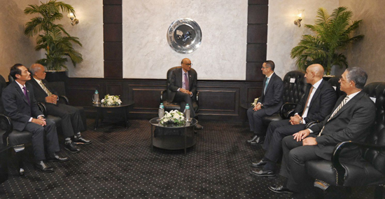 وزير الاستثمار والتجارة الخارجية يلتقي رئيس جمهورية سنغافورة على هامش منتدى الأعمال المصري–السنغافوري (3)