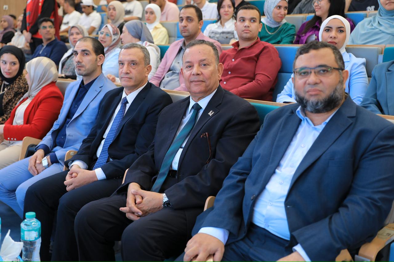 رئيس الجامعة وعمداء الكليات