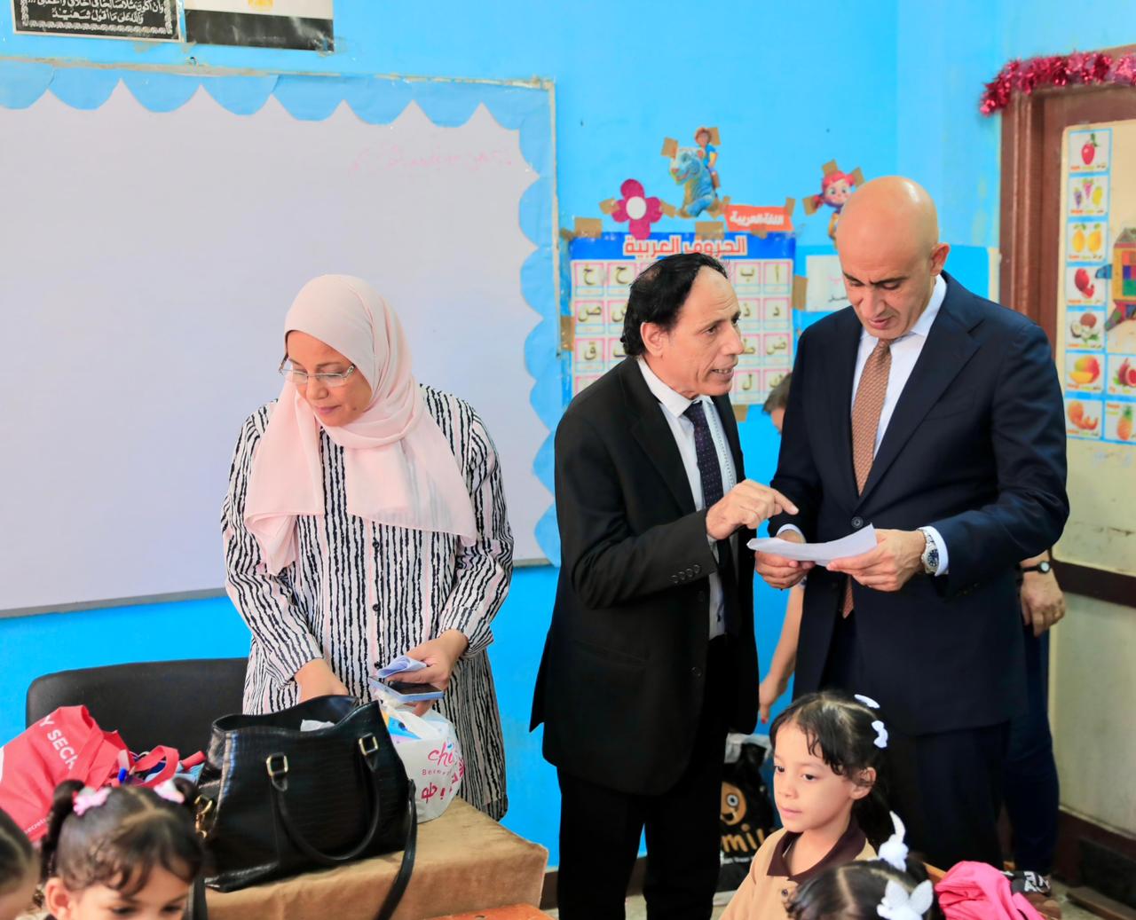 تفقد الوزير عددًا من الفصول الدراسية تفقد الوزير عددًا من الفصول الدراسية