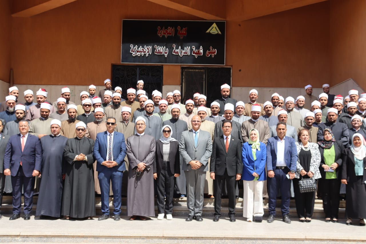 محافظ القليوبية يتوسط مشايخ الأوقاف