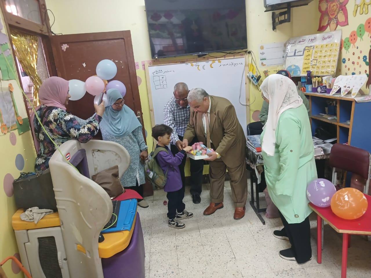 توزيع الحلوى والهدايا على الأطفال فى المدارس بالأقصر