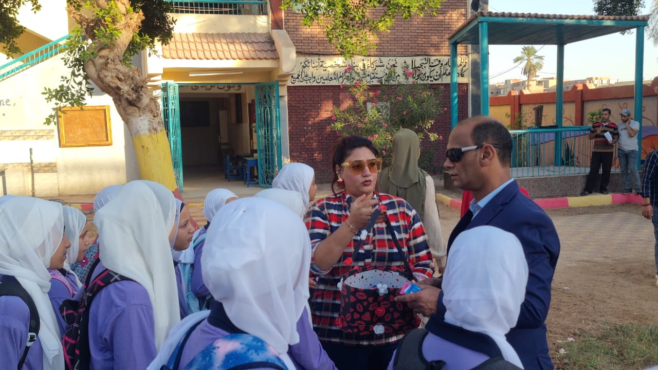 مدير المدرسة أثناء التوزيع مدير المدرسة أثناء التوزيع