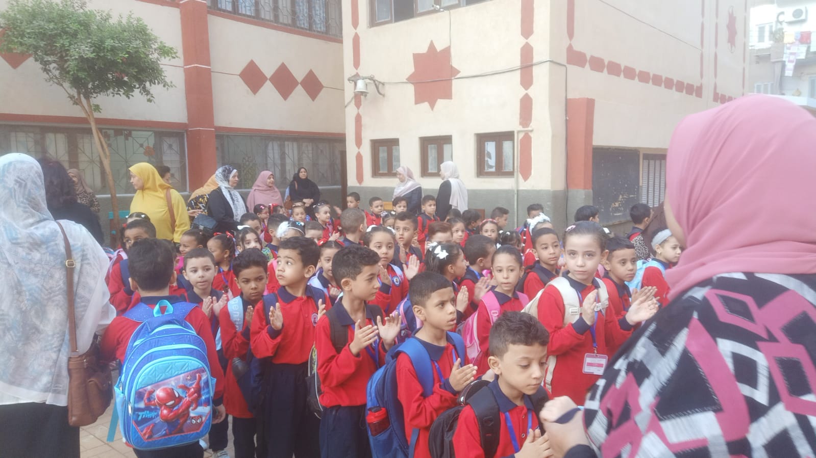 الطلاب داخل فناء المدرسة 
