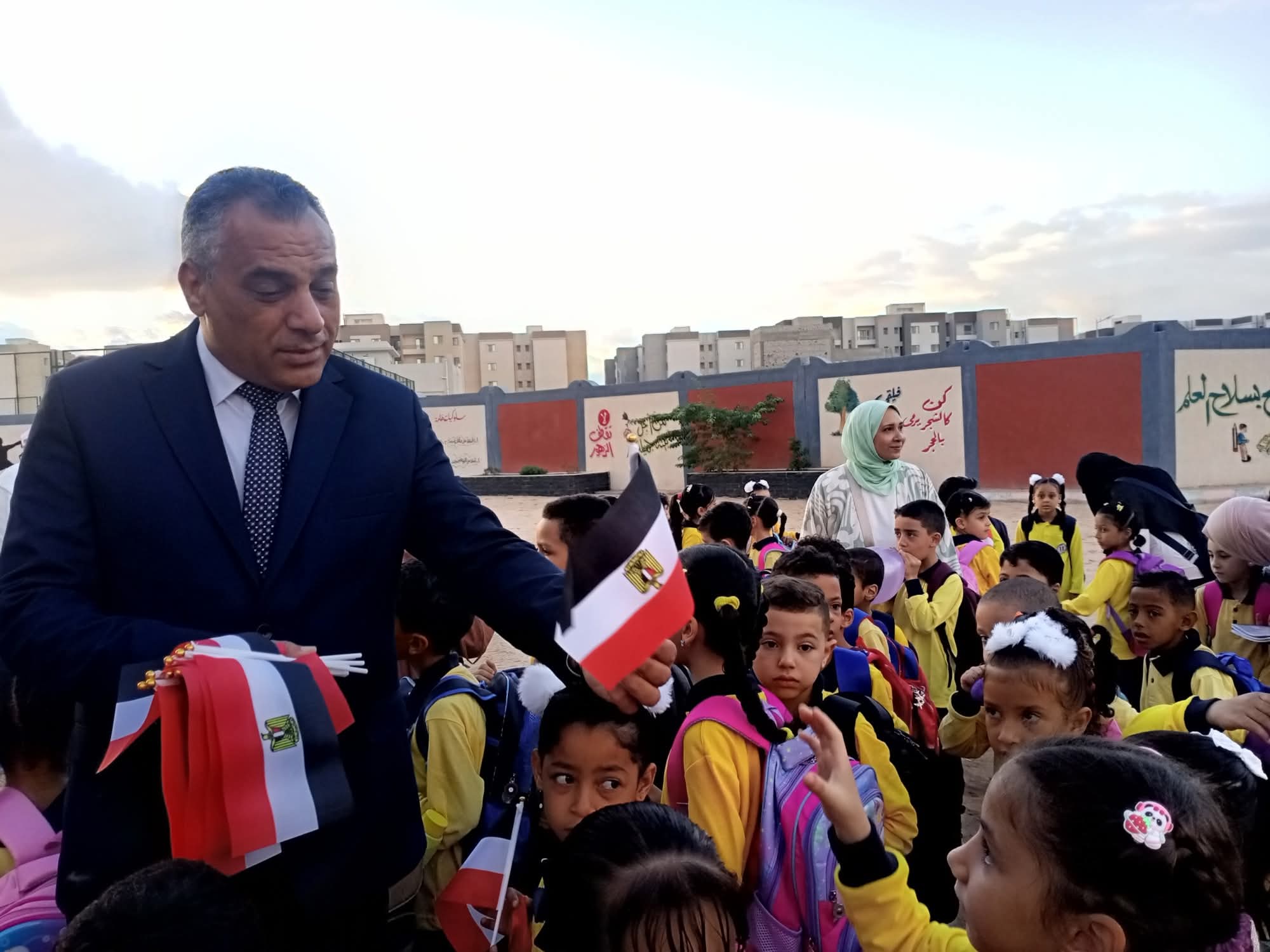 إدارة العبور التعليمية تستقبل الطلاب في أول يوم دراسي (15)