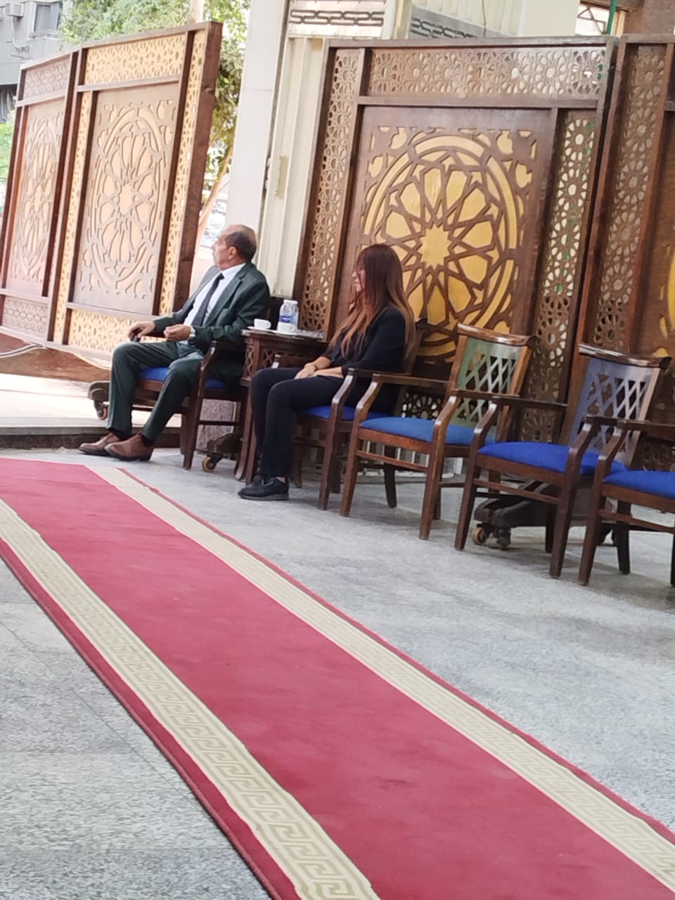 بدء عزاء شقيقه الفنان احمد صيام بمسجد الحامدية الشاذلية (2)