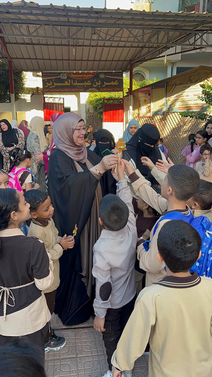 مديرة المدرسه وتوزيع الهدايا علي الطلاب