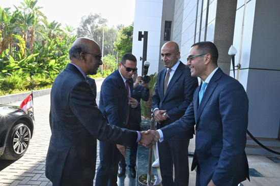 وزير الاستثمار والتجارة الخارجية يلتقي رئيس جمهورية سنغافورة على هامش منتدى الأعمال المصري–السنغافوري (4)