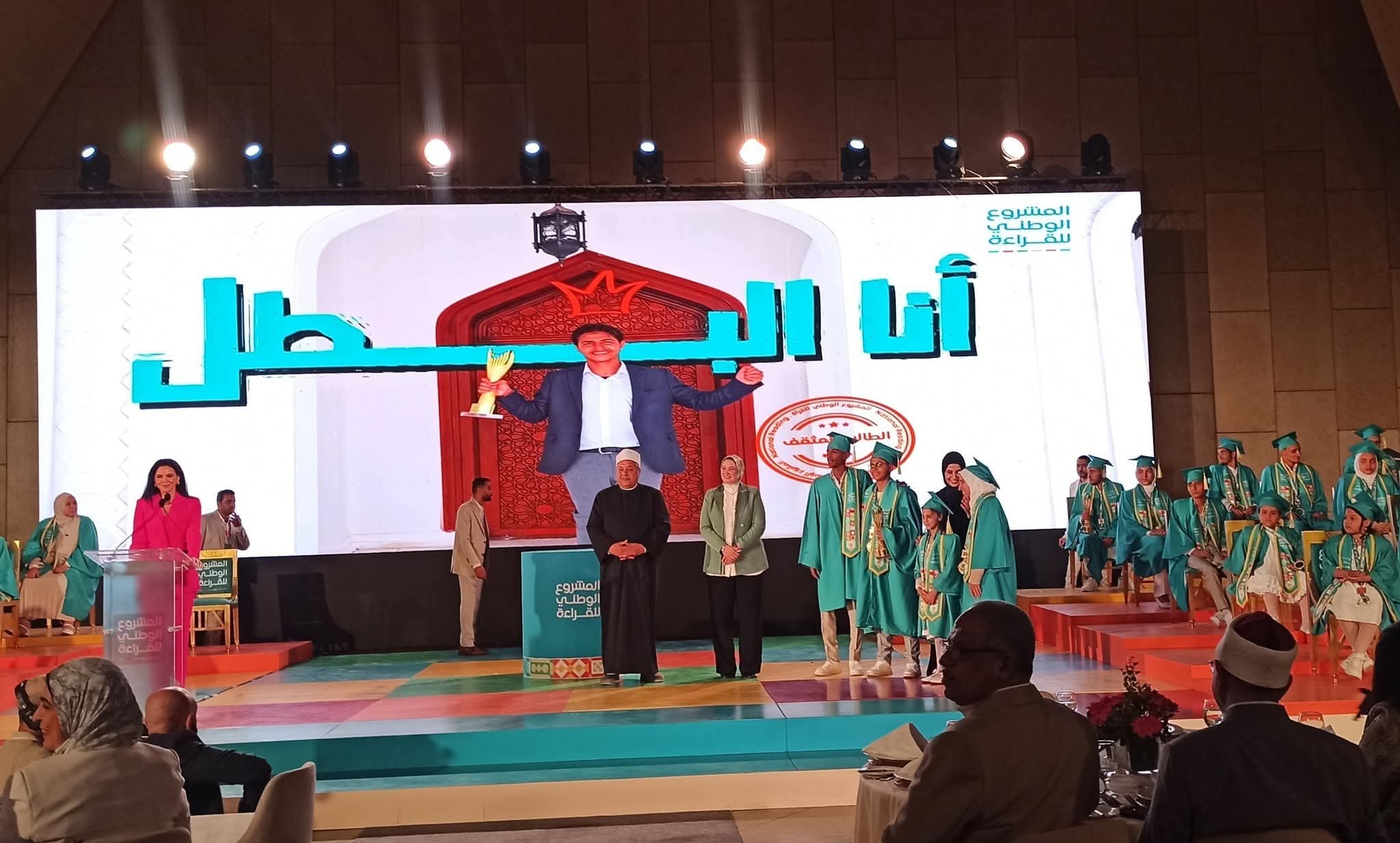 جانب من تسليم جوائز الحفل جانب من تسليم جوائز الحفل