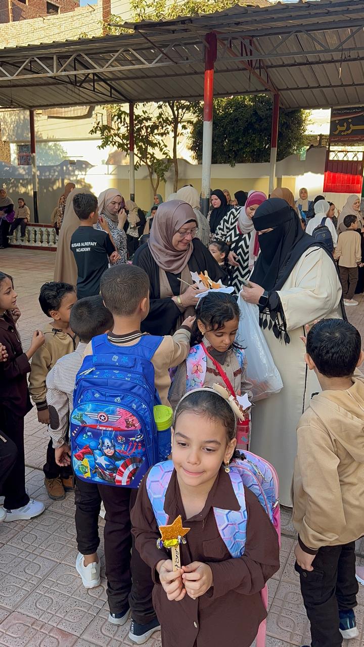 إنطلاف العام الدراسي الجديد بالهدايا للطلاب