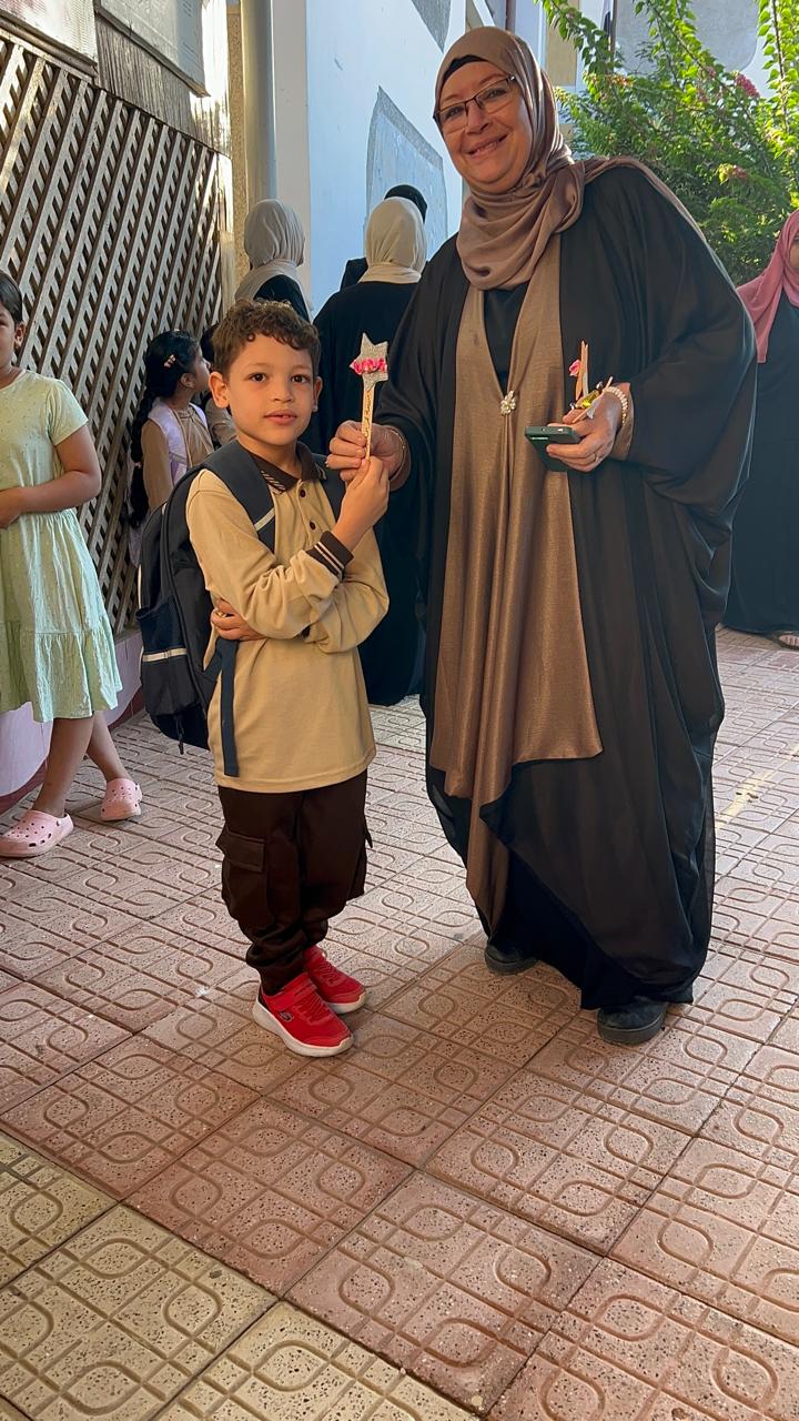 هدايا للطلاب علي أبواب المدارس