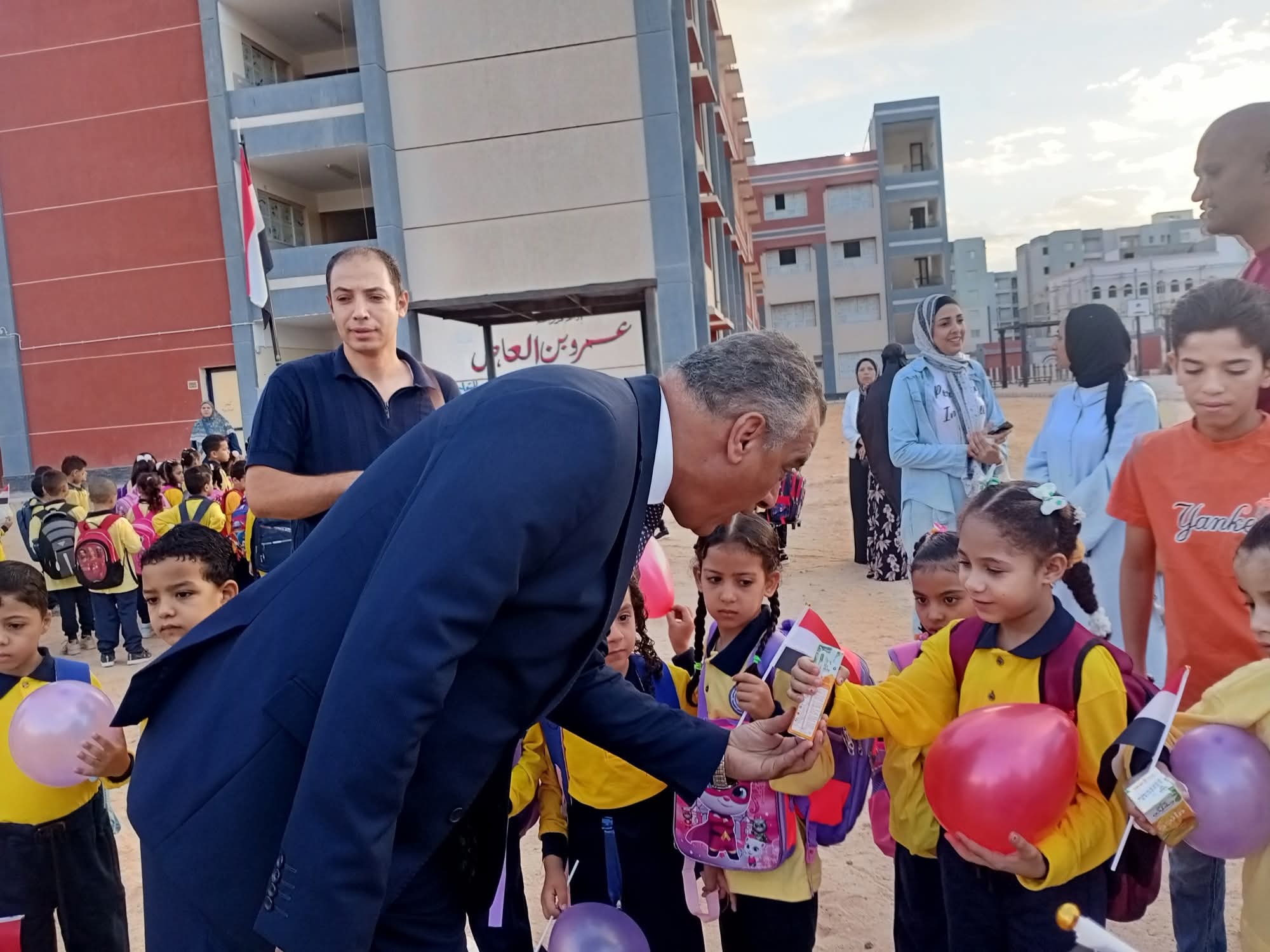 إدارة العبور التعليمية تستقبل الطلاب في أول يوم دراسي (8)