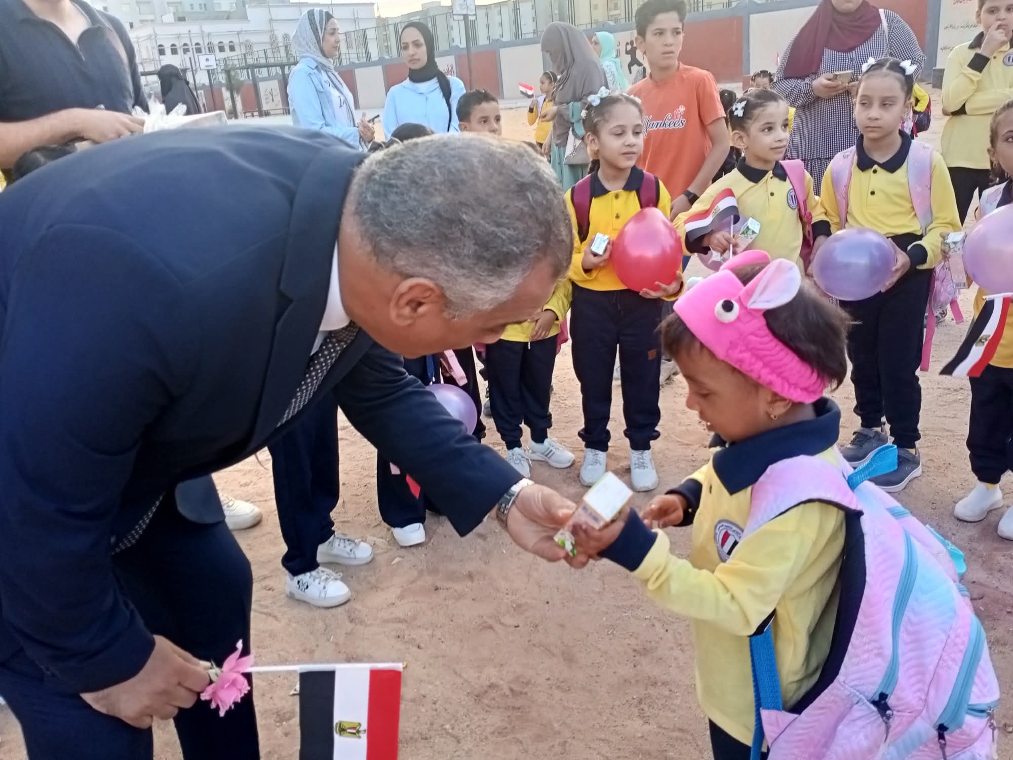 إدارة العبور التعليمية تستقبل الطلاب في أول يوم دراسي (9)