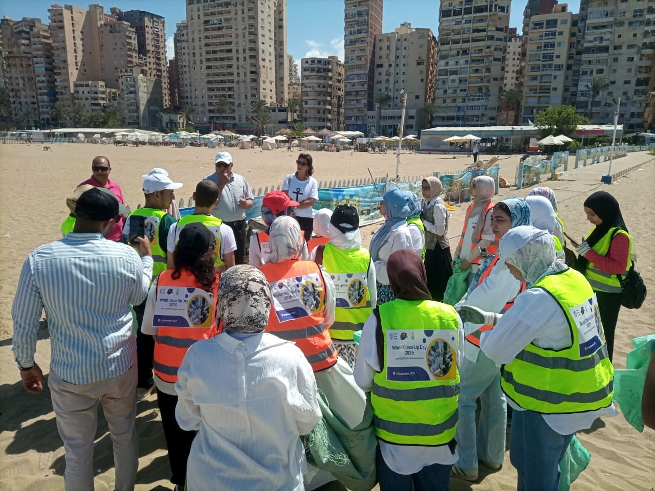 البيئة تشارك دول العالم بتنفيذ حملة مكبرة لتنظيف أربعة شواطئ بالاسكندرية البيئة تشارك دول العالم بتنفيذ حملة مكبرة لتنظيف أربعة شواطئ بالاسكندرية