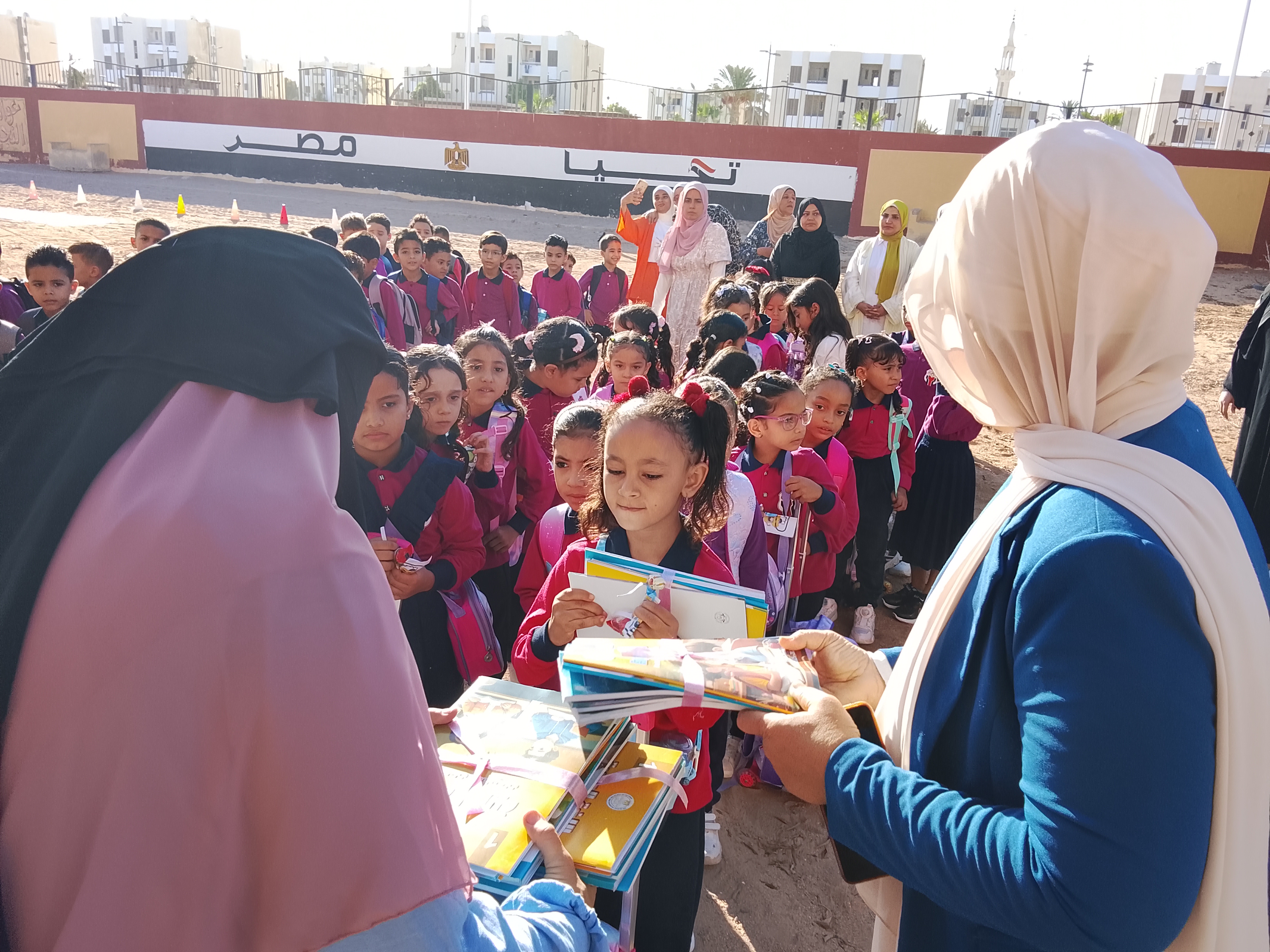 استقبال طلاب والتلاميذ فى أول يوم دراسى بجنوب سيناء بالبالونات والهدايا (1)