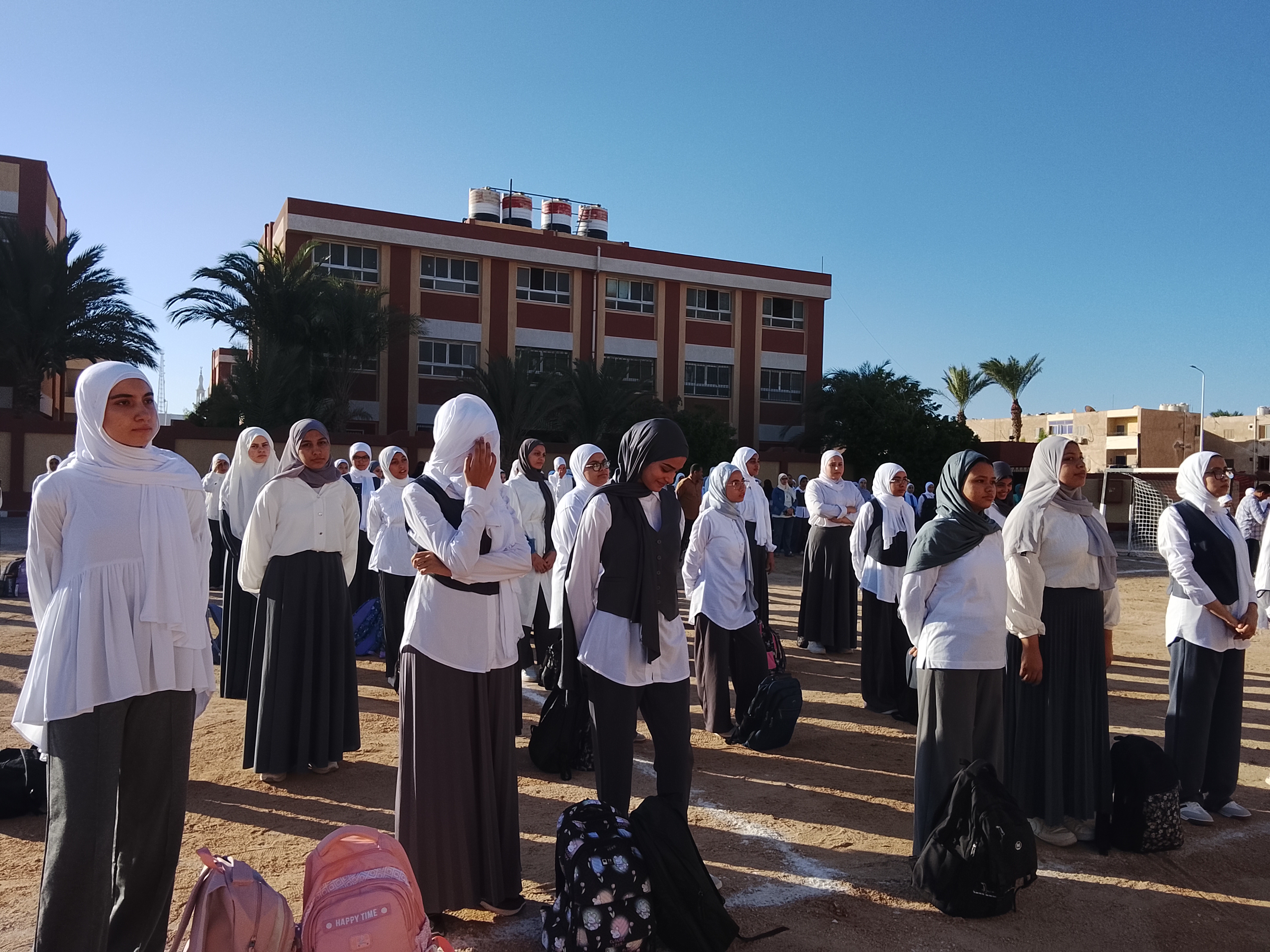 استقبال طلاب والتلاميذ فى أول يوم دراسى بجنوب سيناء بالبالونات والهدايا (3)