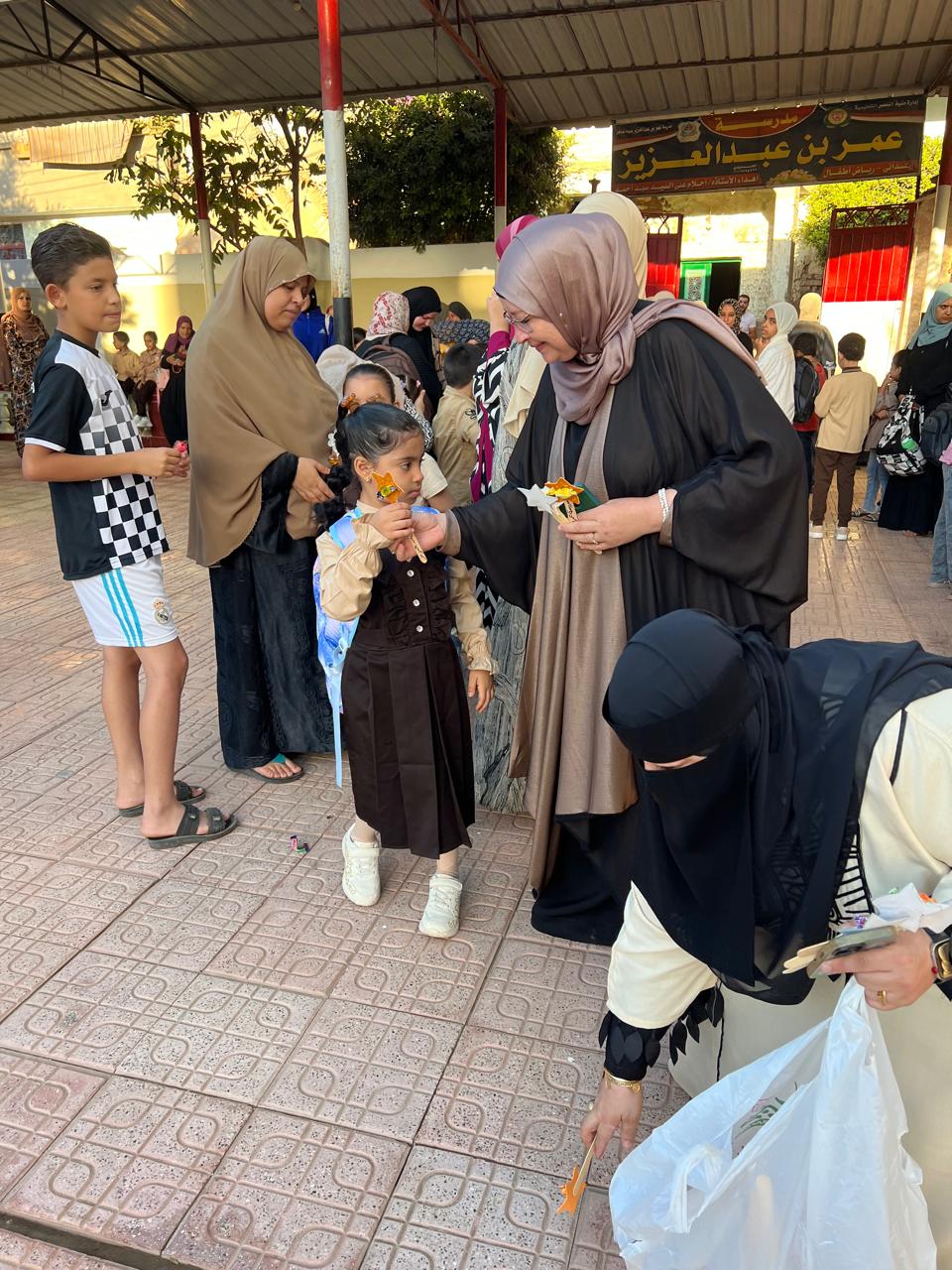 توزيع الهدايا_1