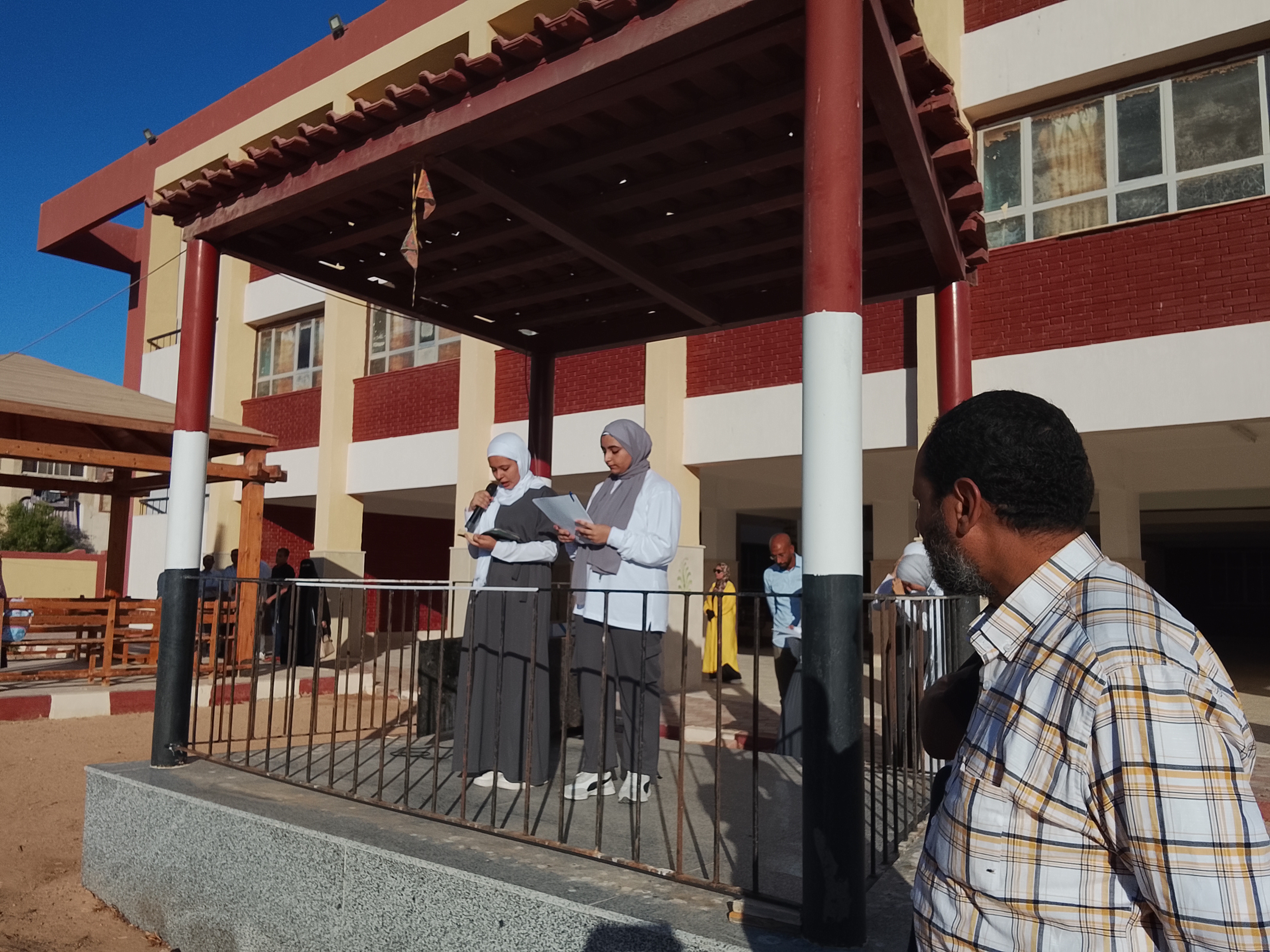 استقبال طلاب والتلاميذ فى أول يوم دراسى بجنوب سيناء بالبالونات والهدايا (2)