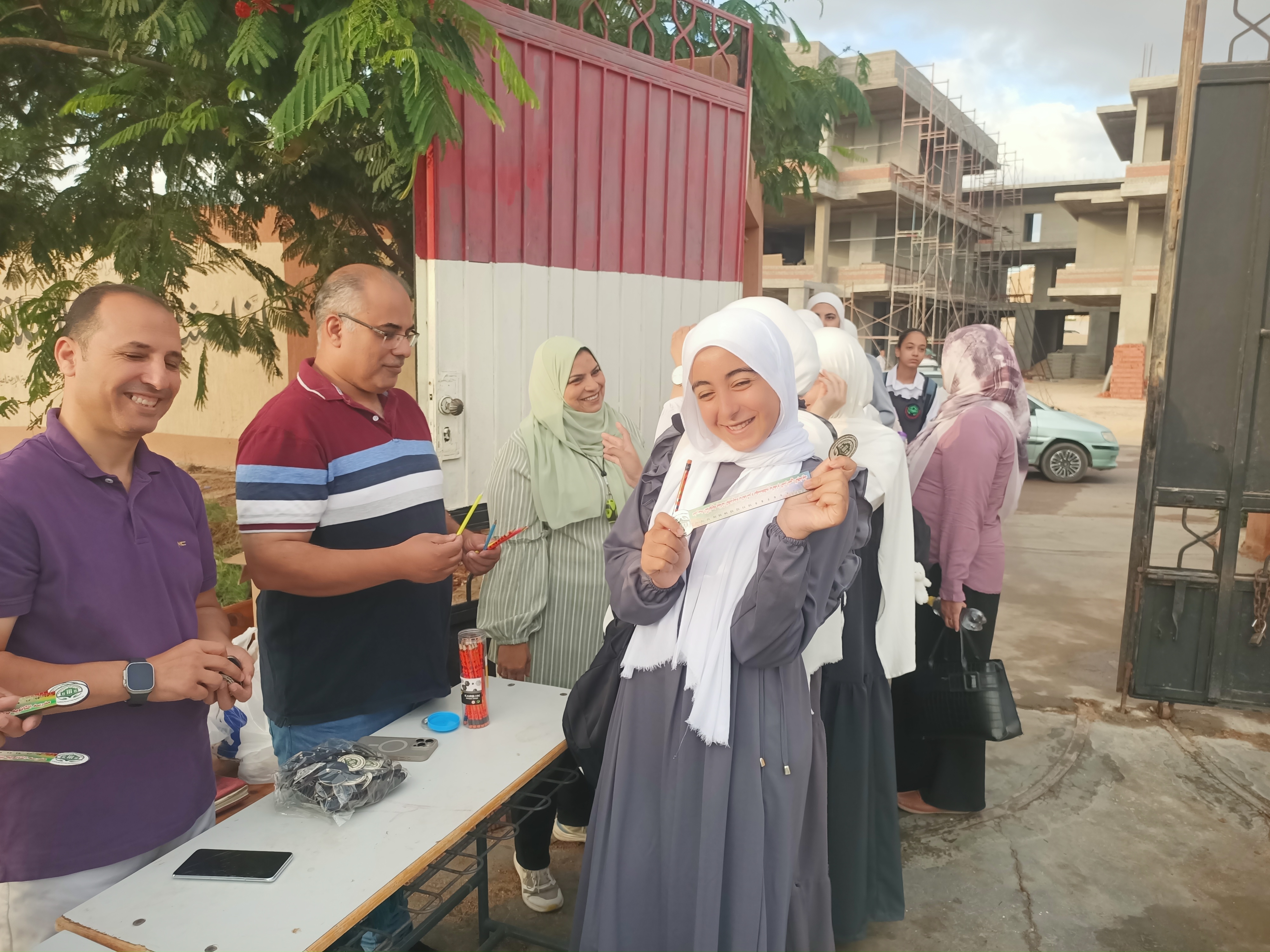 توزيع الهدايا على الطلاب فى أول أيام دراسة (4)